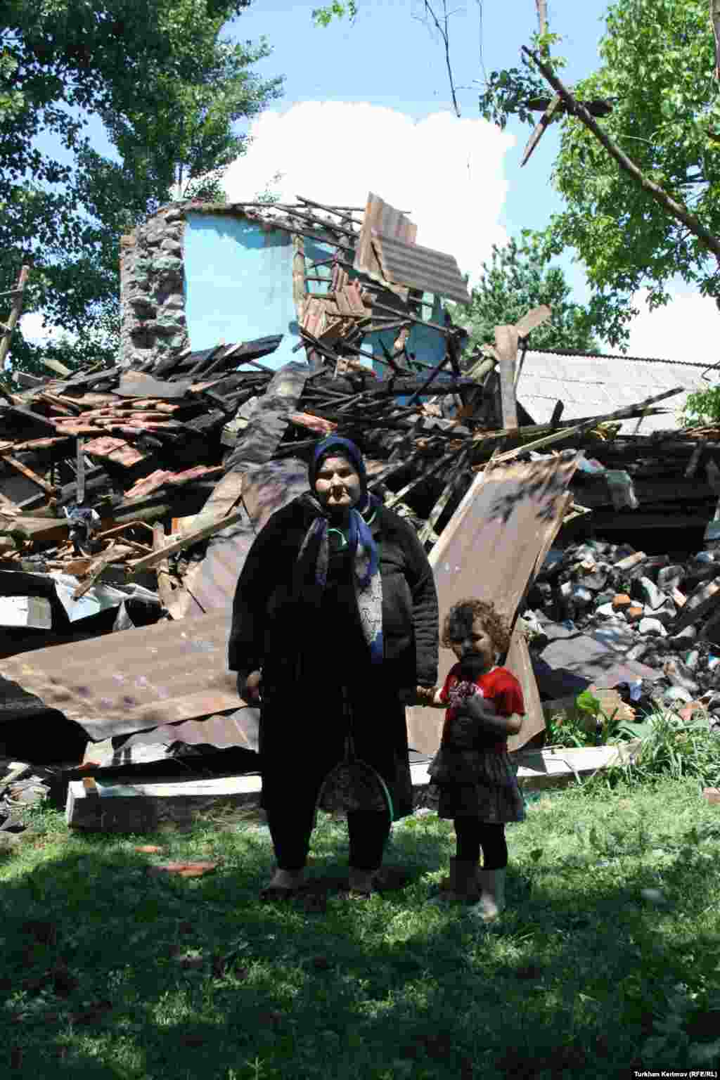 Zəlzələ zamanı evi tam u&ccedil;muş Bazar kənd sakini