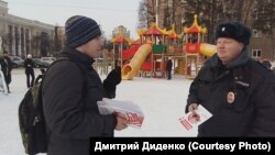 Волонтер штаба Навального в Кемерове Василий Каверин и сотрудник полиции