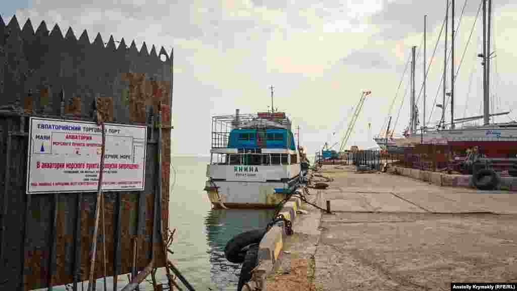 Замерло все и в торговом морпорту