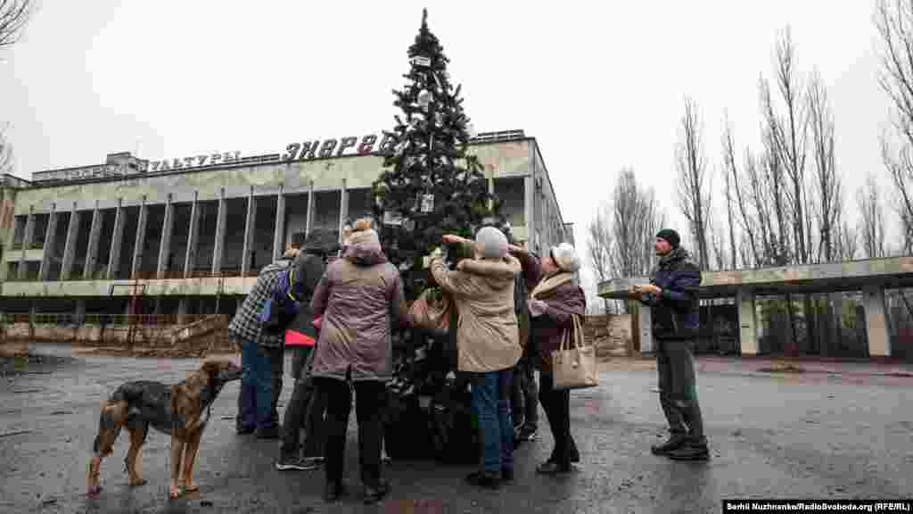 Чтобы украсить новогоднюю елку на центральной площади Припяти, 25 декабря в зону отчуждения приехали 18 бывших жителей города &nbsp; 