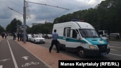 Абай даңғылы бойында тұрған полиция көлігі. Алматы, 12 маусым 2019 жыл.