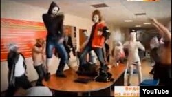 Harlem Shake биін билеп жатқан қарағандылық студенттер. Скрин-шот