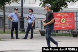 Полицейлер митинг өтеді деген жерді күзетіп тұр. Алматы, 6 шілде 2021 жыл.