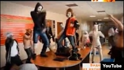 Harlem Shake биін билеп жатқан қарағандылық студенттер