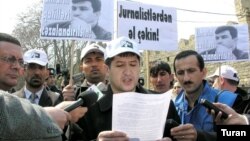 Jurnalist Şahvələd Çobanoğlu aksiyada iştirak edərkən (2006)