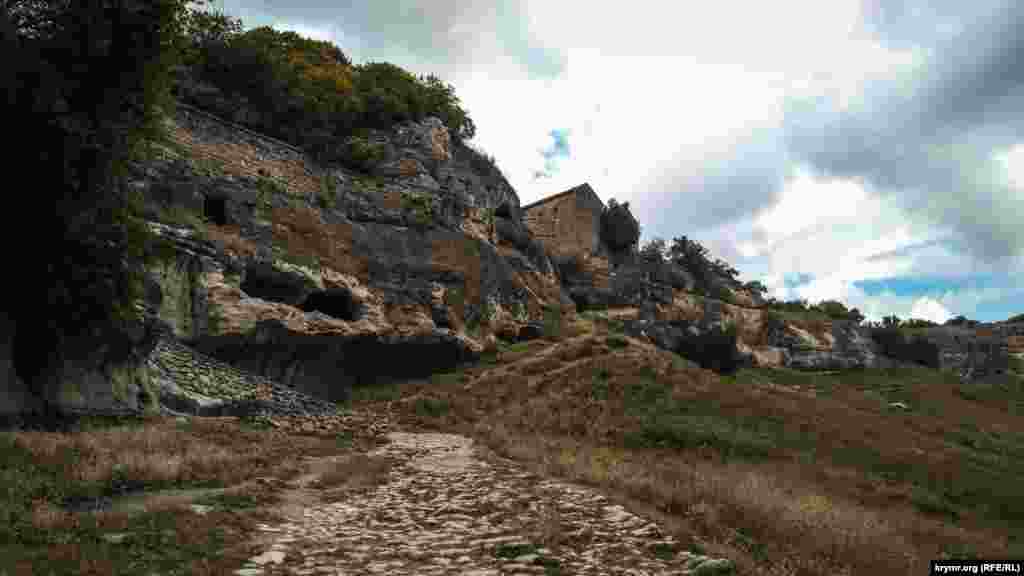 После переноса столицы Крымского ханства в Бахчисарай, в крепости остались одни караимы, которые расстроили поселение. По одной из версий, весь город тогда стал именоваться Джуфт-Кале, что значит &laquo;парная крепость&raquo;. Это название и трансформировалось в нынешнее &ndash; Чуфут-Кале. К концу XIX века, после того как караимы и крымчаки покинули эти места, пещерный город почти полностью опустел