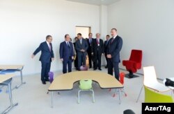 İlham Əliyev və Francois Hollande Bakı Fransız Liseyi ilə tanış olurlar