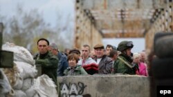 Ukraine -- Local citizens stand in line at the checkpoint controlled by pro-Russian rebels on the Severskiy Donets riverside in the settlement of Stanytsia Luhanska of Luhansk region, October 9, 2016