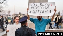 Иллюстративное фото. Протест против пыток и войны во Владивостоке, Россия, 21 апреля 2021 года