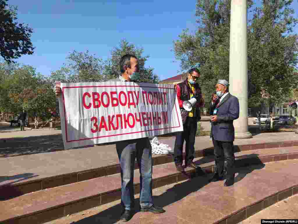 Наразылық митингісінде &quot;Саяси тұтқындарға бостандық берілсін!&quot; деген жазуы бар плакат ұстап тұрған адам. Ақтөбе, 13 қыркүйек 2020 жыл.