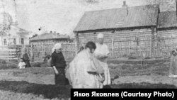 Медперсонал обучает огородничеству женщин-хантыек, 1929 год