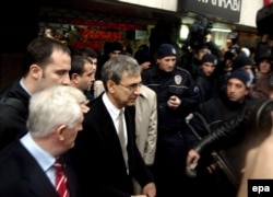 Orxan Pamuk məhkəmə iclasından çıxır. 16 dekabr 2005, İstanbul