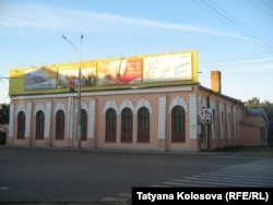 Уничтоженное здание Труда, сейчас на этом месте пустырь