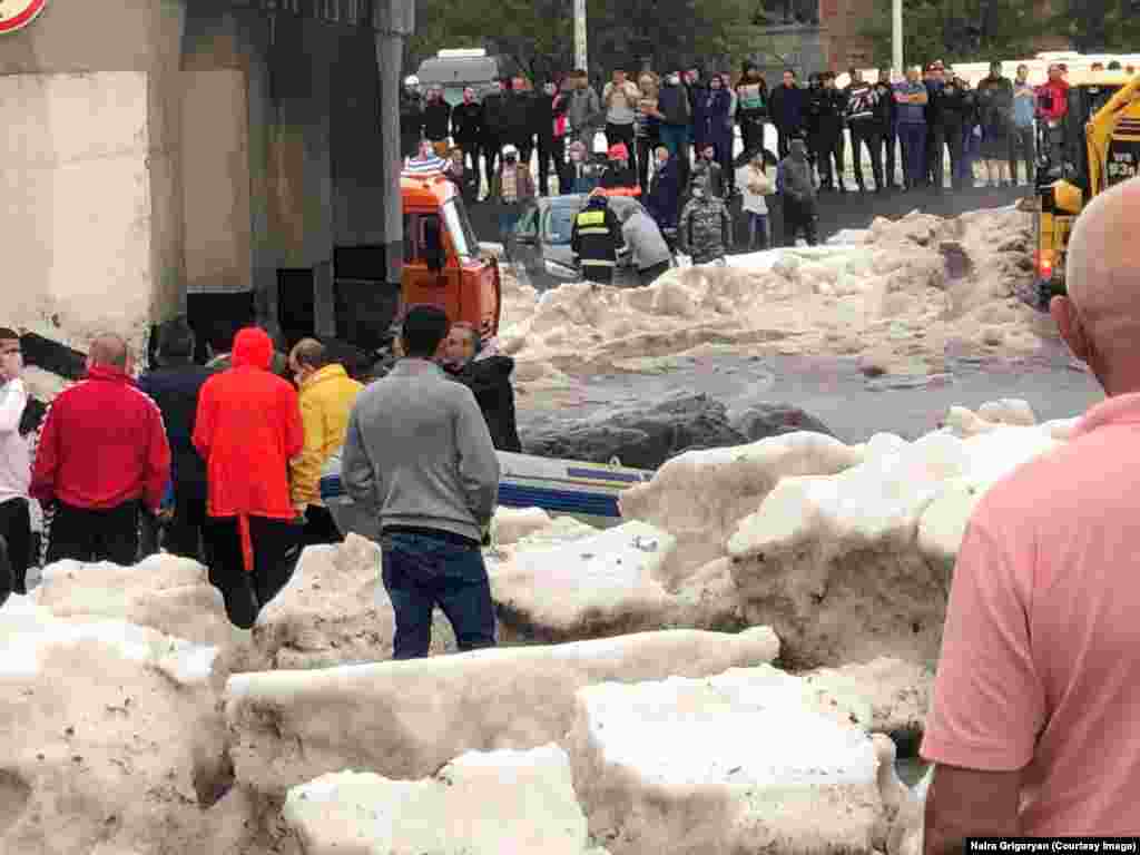 Куски льда остались в Гюмри, даже когда вода отступила. И хотя летний град &ndash; довольно распространенное явление для горного города,&nbsp;местный метеоролог описал шторм как &laquo;беспрецедентный&raquo;