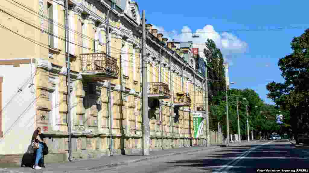 С улицы Воровского можно попасть в историческую часть Симферополя ‒ городище Неаполя, столицы позднескифского государства