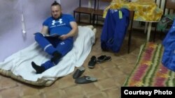 Водитель скорой помощи Павел Денисов в комнате отдыха