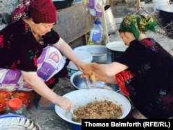 Тойға ас әзірлеп жатқан әйелдер. Ошоба, Тәжікстан, 25 сәуір 2015 жыл.