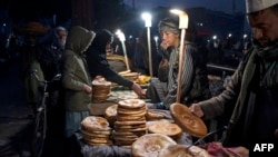 فروشندگان نان خشک در کنار جاده‌های افغانستان - تصویر از آرشیف