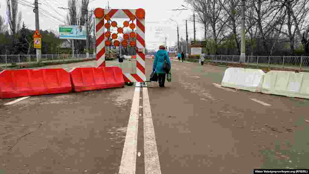 Реконструкция моста на улице Гагарина в Симферополе. Ее&nbsp;обещали закончить еще к середине декабря 2019 года, но так и не завершили.&nbsp;На несколько месяцев мост превратился из автомобильного в пешеходный.&nbsp;Он ведет прямиком к железнодорожному вокзалу. Теперь добраться туда&nbsp;стало непросто. Как выглядит мост Гагарина сейчас, смотрите в фотогалерее