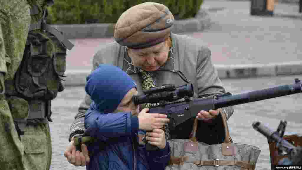 12 апреля 2019, Севастополь. Выставка военной техники,&nbsp;состоящей на вооружении российских войск противовоздушной обороны. Среди посетителей мероприятия &ndash; преимущественно пенсионеры с внуками