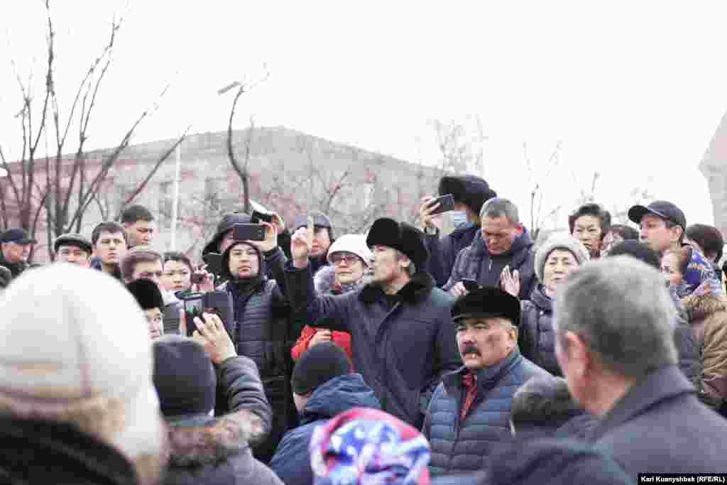 1986 жылғы Желтоқсан оқиғасының қаһарманы Қайрат Рысқұлбековтің інісі Талғат Рысқұлбеков Желтоқсан құрбандарына қойылған &quot;Тәуелсіздік таңы&quot; ескерткіші жанында жиналғандар алдында сөйлеп тұр. Алматы, 16 желтоқсан 2018 жыл.