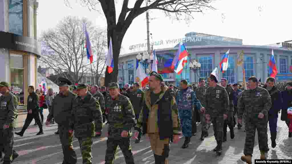 Колонну замыкали ветераны местной &laquo;самообороны&raquo;