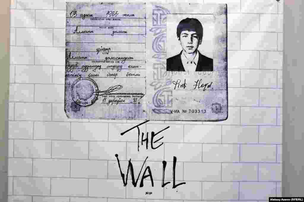 Абликим Акмуллаев жас кезінде британдық Pink Floyd тобының The Wall альбомы зор ықпал еткенін айтады. Өз сөзінше, 1981 жылы СССР азаматы төлқұжатын алған кезде Pink Floyd деп қол қойған, сол құжатпен Қазақстан тәуелсіздігін алып, жеке куәлік алғанға дейін жүрген