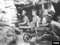 Пулеметчики русской армии на боевой позиции, 1914 год