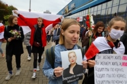 Девушки с плакатами в поддержку Марии Колесниковой на акции протеста в Минске 8 сентября, на следующий день после ее задержания и попытки выдворения из страны