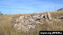 Лом асфальта в поле в районе улицы Генерала Мельника в Севастополе