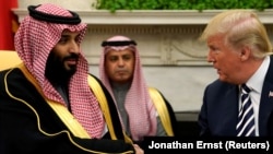 ABŞ prezidenti Donald Tramp Səudiyyə Ərəbistanının vəliəhd şahzadəsi Məhəmməd bin Salman ilə Ağ evdəki Oval kabinetdə əl sıxır. 2018