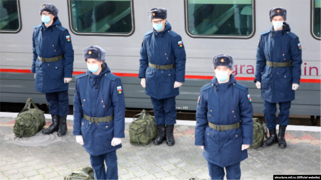 24 ноября. Севастопольцев отправляют в Ростов-на-Дону на службу в российской армии. На этом фото, опубликованном Министерством обороны России, показаны лишь пятеро из них, однако в тот день из Севастополя в Россию отправили порядка тридцати призывников. В ООН неоднократно настаивали на том, чтобы Россия прекратила призыв жителей Крыма в свои вооруженные силы. Как утверждают в &laquo;Крымской правозащитной группе&raquo;, призывая крымчан в свою армию, Россия нарушает Женевскую Конвенцию о защите гражданского населения во время войны. При этом украинские правозащитники еще и регулярно фиксируют уголовные дела, которые подконтрольные Кремлю ведомства на полуострове заводят на крымчан за уклонение от службы в российских вооруженных силах: по их словам, только в ноябре было как минимум три новых уголовных дела и два приговора по таким делам