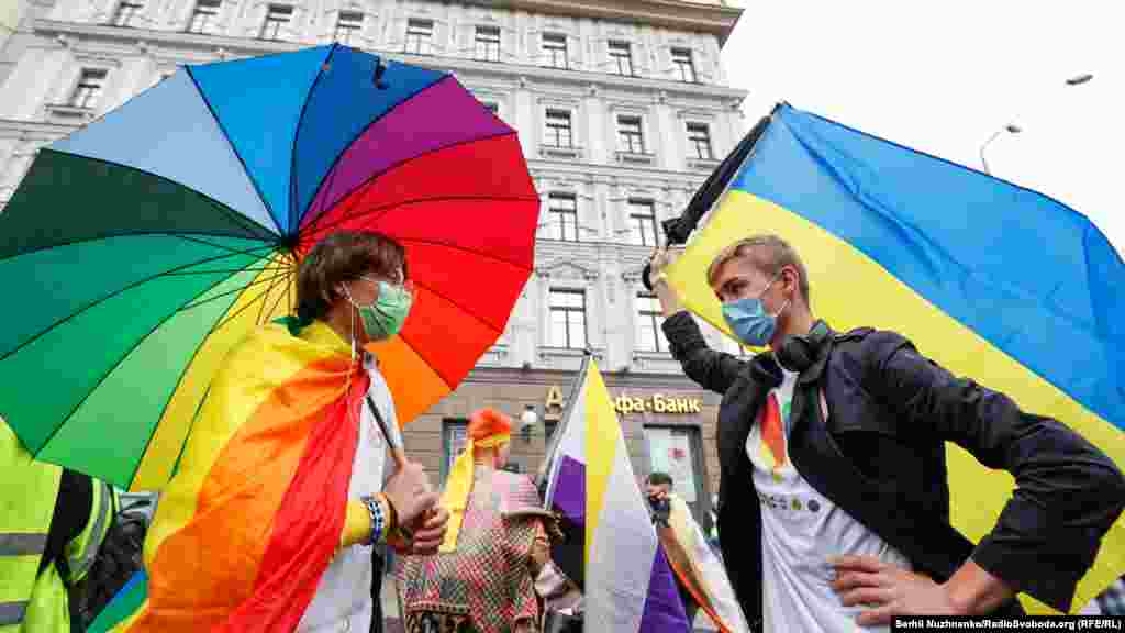 Организаторы KyivPride ожидали около 10 тысяч участников, но из-за погодных условий и пандемии коронавируса присоединились около 7 тысяч человек