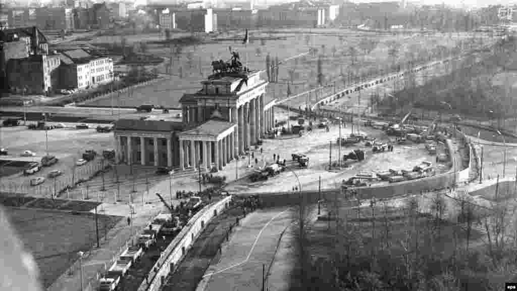 Строительство Берлинской стены. Фото сделано 20 ноября 1961 года