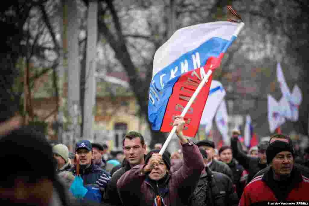 Внеочередная сессия крымского парламента должна была состояться в 15:00. На повестке дня два вопроса: &laquo;Об общественно-политической ситуации в Украине и АРК&raquo; и &laquo;Об отчете Совета министров АРК&raquo;