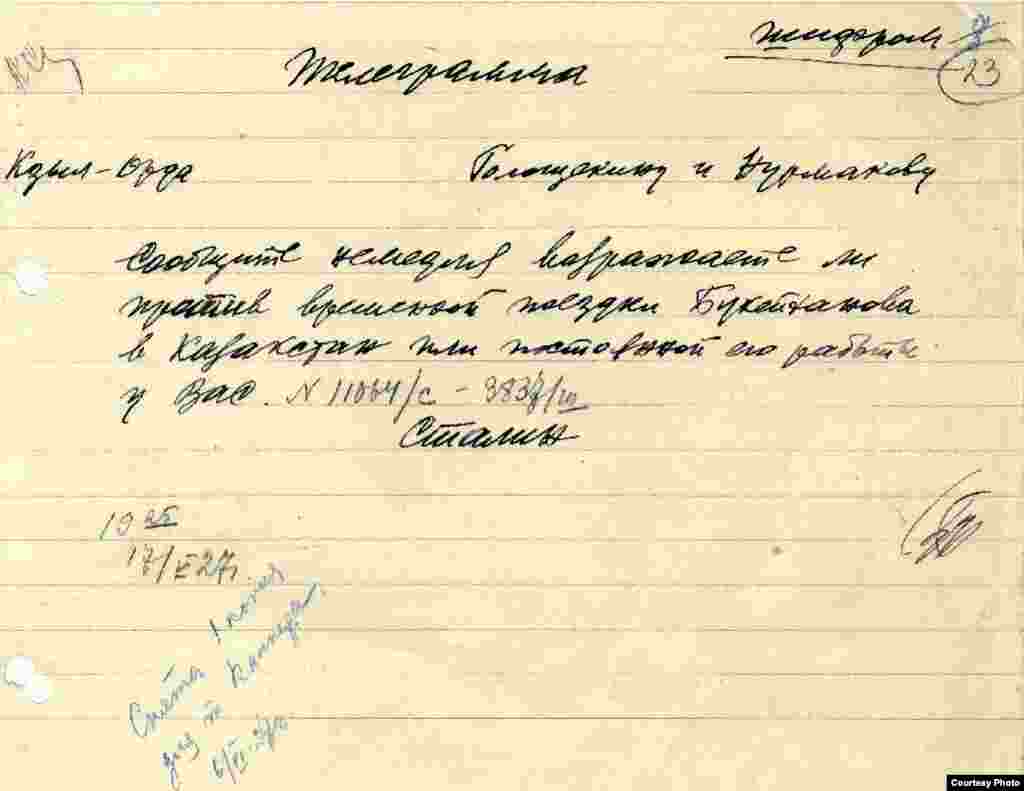 Әлиханның Қазақстанға баруына қалай қарайтынын сұрап Сталиннің Голощекин мен Нұрмақовқа жолдаған жеделхатының қолжазбасы.