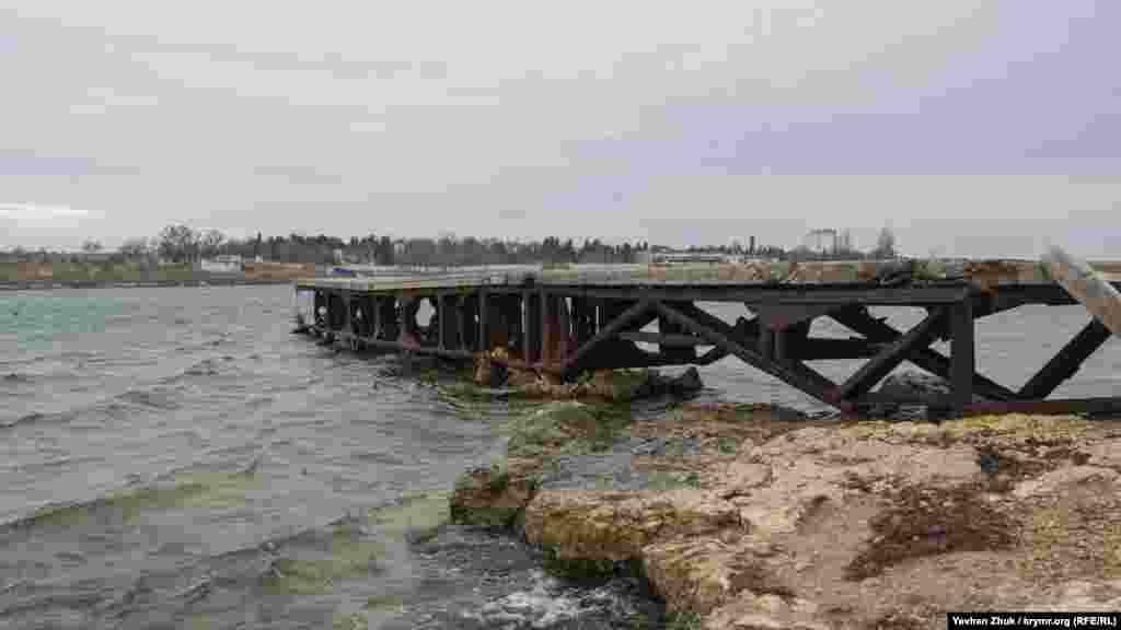 Старенький причал весь изъеден морской водой