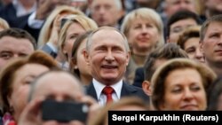 Владимир Путин среди людей