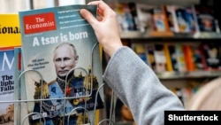 На обложке The Economist – изображение президента России Владимира Путина с заголовком «Родился царь». Франция, Страсбург, 28 октября 2017 года