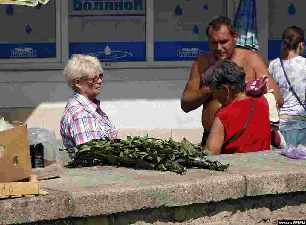 Нелегальная торговля в улочках около алуштинского автовокзала. Алушта,август 2015 года. Крымская экзотика – огромные пучки, по сути, веники   лавра благородного