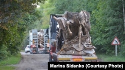 Фрагмент памятника во время доставки в Самолву