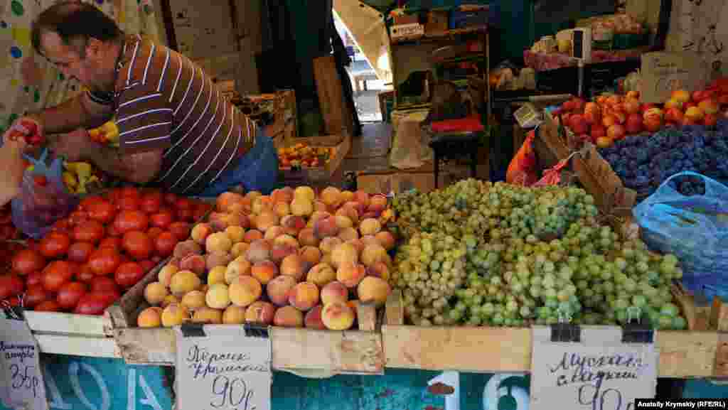 Туда в широком ассортименте продукция доставляется прямо с крымских полей, садов и виноградников, а также через Керченский мост из соседней России и зарубежья. Корреспондент Крым.Реалии прогулялся по рынку, посмотрел на цены и покупателей &laquo;Крымского привоза&raquo;