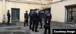 Полицейские во дворике пространства "Ребра Евы"