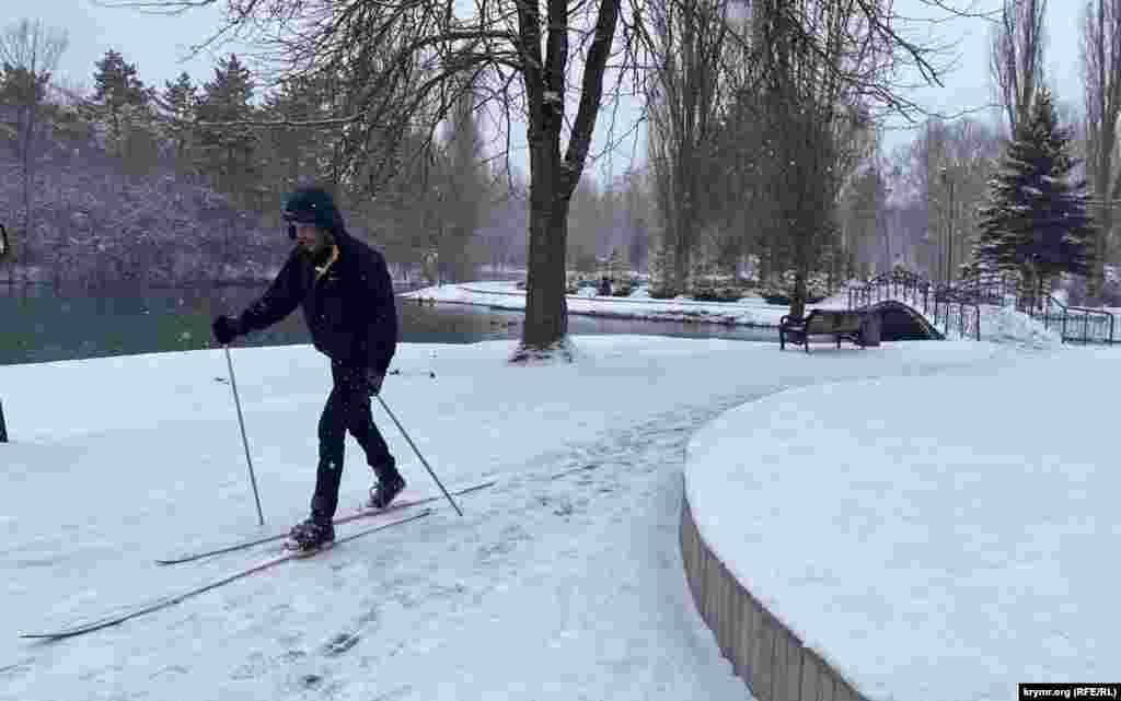 А ось і перший лижник