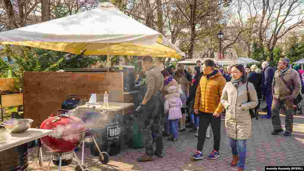 В парке торговали не только блинами