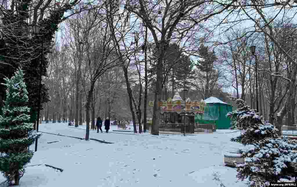 На засніжених алеях парку в першій половині дня було небагатолюдно