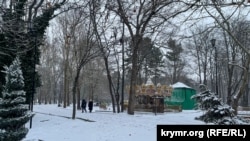 В Симферополе заснежило: зимний парк Гагарина (фоторепортаж)