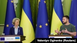 Президент Украины Владимир Зеленский и президент Европейской комиссии Урсули фон дер Ляен на пресс-конференции, Киев, 11 июня 2022 года