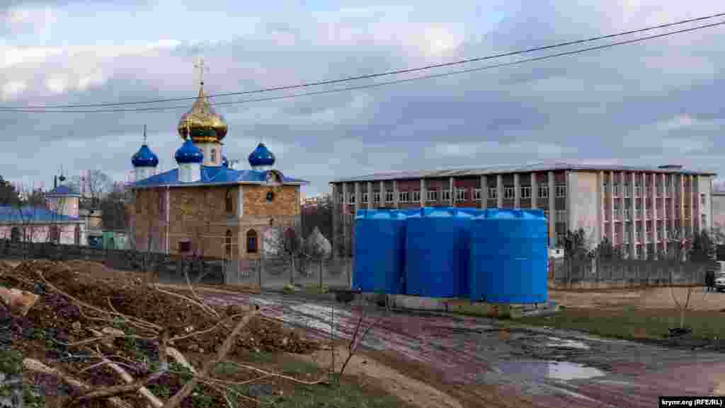 Храм Рождества Христова начали строить у местной средней школы в прошлом году, планируют же завершить строительство в 2025 году. На воротах храма размещено обращение к благотворителям с просьбой оказать &laquo;материальную и посильную помощь&raquo;