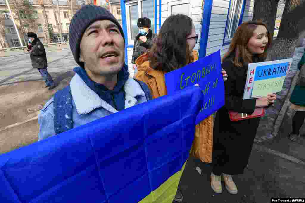 Дархан Шәріповтің (Украина туын ұстап тұр) айтуынша, белсенділер пикетке Қазақстанда Украинаны қолдайтын адамдар барын жұрттың бәрі білсін деген мақсатпен шыққан.